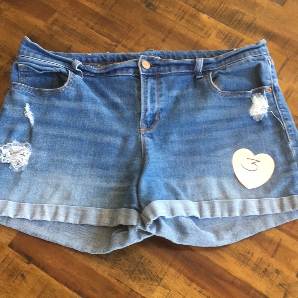 THREE PAIR OF OLD NAVY JEAN SHORTS 🩳 - Picture 11 of 13